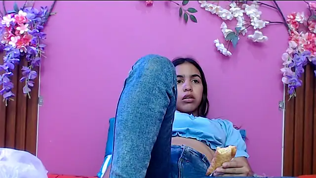 skinnysofia18 online show from September 2025 01:11:02 PM