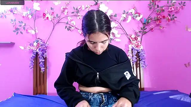 Snapshot of skinnysofia18 chatting on July 2026 02:01:01 PM skinnysofia18 online show from July 2026 02:01:01 PM