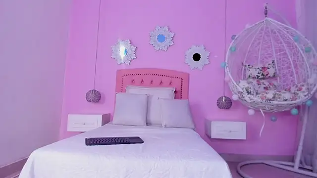 Snapshot of CannelaSmith chatting on November 2025 01:01:02 PM CannelaSmith online show from November 2025 01:01:02 PM