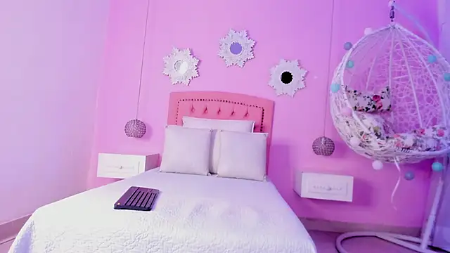 Snapshot of CannelaSmith chatting on November 2025 05:35:01 PM CannelaSmith online show from November 2025 05:35:01 PM