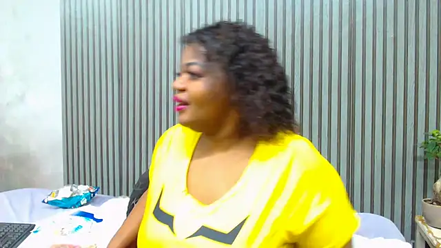 ROYALASS25 online show from May 2026 02:43:01 PM