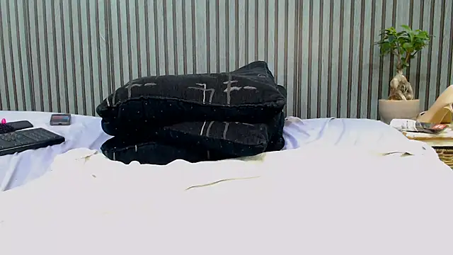 ROYALASS25 online show from May 2026 07:56:02 PM