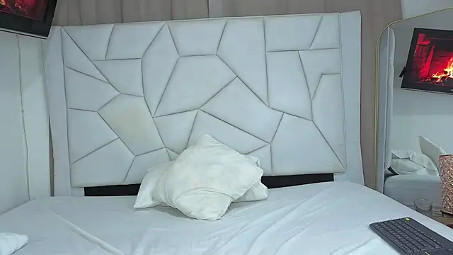 Paulaboterom online show from October 2025 04:40:02 PM