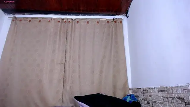 DaraKat18 online show from April 2026 10:28:02 PM