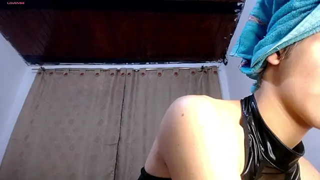 DaraKat18 online show from April 2026 10:27:01 PM