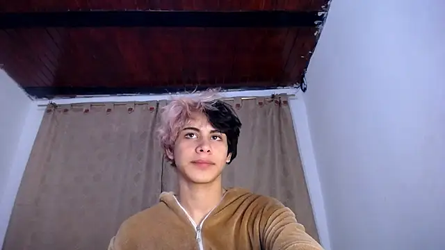 DaraKat18 online show from April 2026 10:11:01 PM