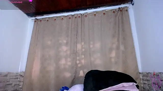 DaraKat18 online show from March 2026 10:32:01 PM