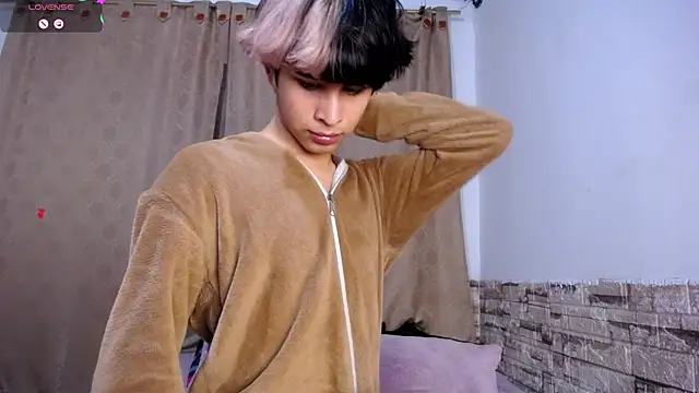 DaraKat18 online show from April 2026 11:22:02 PM