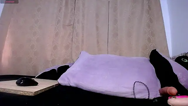 DaraKat18 online show from April 2026 10:14:01 PM