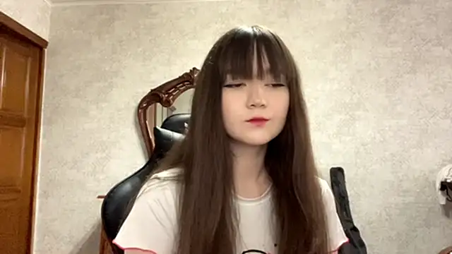 Pikmigirl18 online show from October 2025 09:32:01 AM