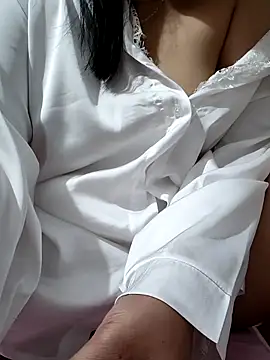 Snapshot of Yui-Linh chatting on September 2025 12:49:02 PM Yui-Linh online show from September 2025 12:49:02 PM