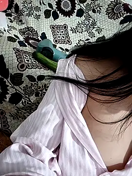 Snapshot of Yui-Linh chatting on September 2025 01:23:02 AM Yui-Linh online show from September 2025 01:23:02 AM