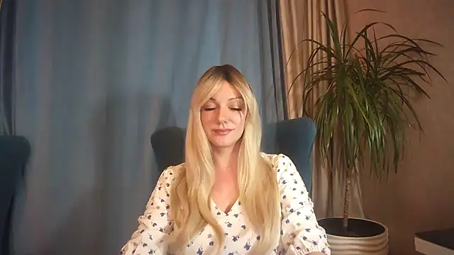 Snapshot of Zurelis chatting on November 2025 12:53:01 PM Zurelis online show from November 2025 12:53:01 PM