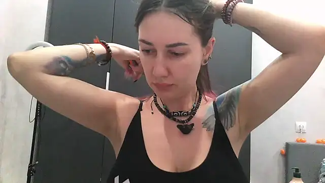 Snapshot of Quelysha chatting on October 2025 06:48:02 PM Quelysha online show from October 2025 06:48:02 PM