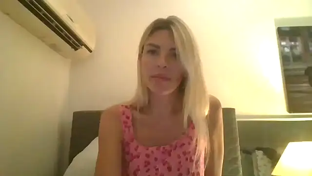 Snapshot of Liliwii1 chatting on October 2025 08:28:02 PM Liliwii1 online show from October 2025 08:28:02 PM