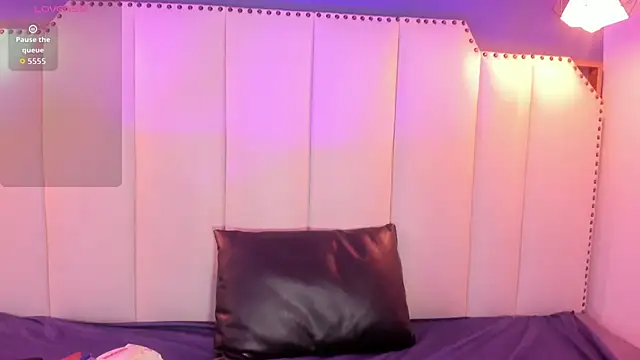 Snapshot of SophiaBloss chatting on January 2026 03:43:02 AM SophiaBloss online show from January 2026 03:43:02 AM