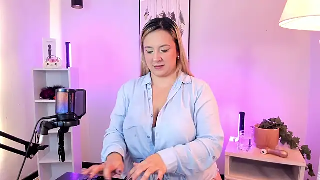 hollie joliie online show from March 2026 12:06:01 PM