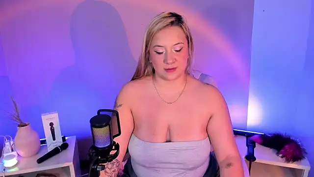 hollie joliie online show from January 2026 12:09:01 PM