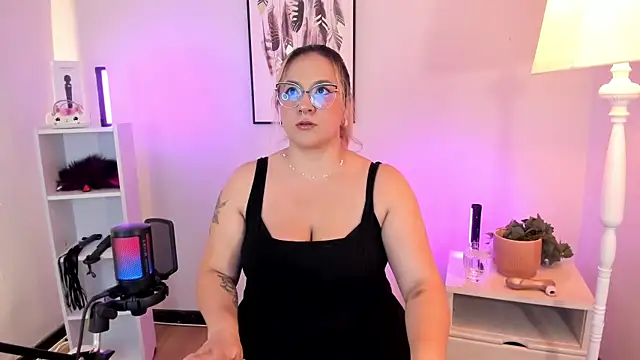 hollie joliie online show from March 2026 12:09:02 PM