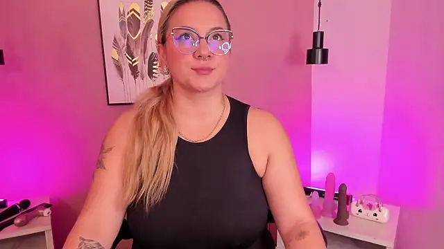 hollie joliie online show from October 2025 12:14:02 PM