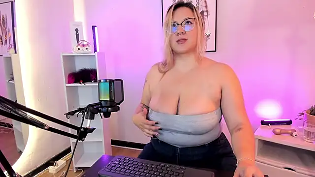 hollie joliie online show from March 2026 12:09:01 PM