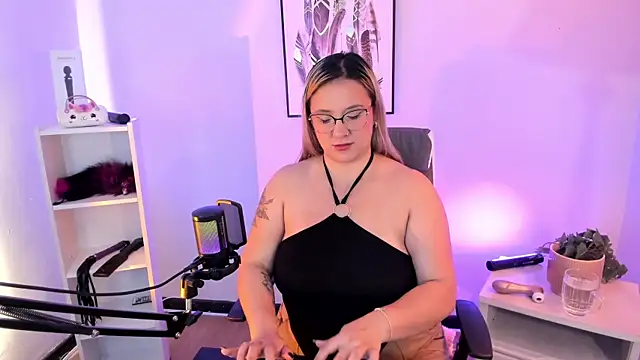 hollie joliie online show from March 2026 12:20:01 PM