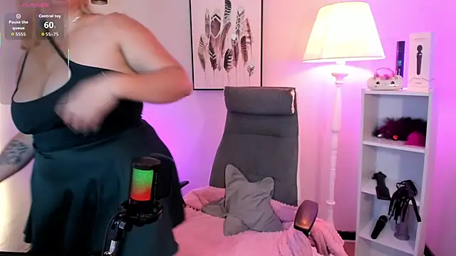 hollie joliie online show from March 2026 12:06:02 PM