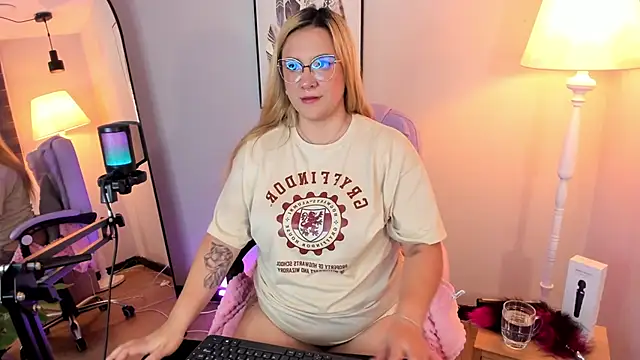 hollie joliie online show from February 2026 12:50:02 PM