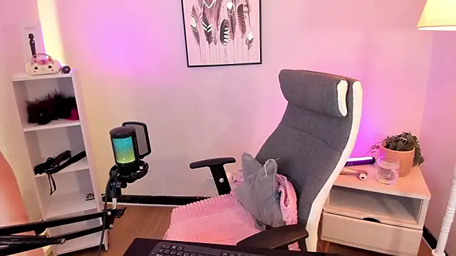 hollie joliie online show from March 2026 02:31:02 PM