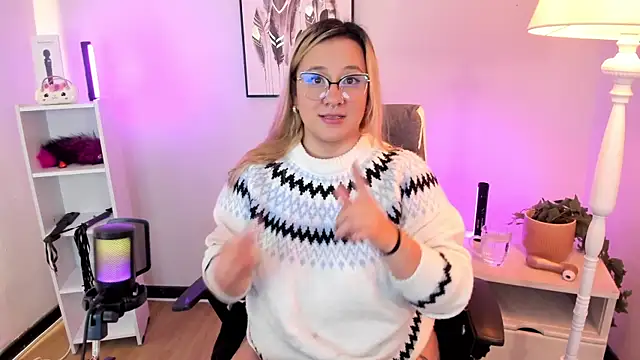 hollie joliie online show from March 2026 12:14:01 PM