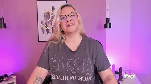 hollie joliie online show from October 2025 12:07:01 PM