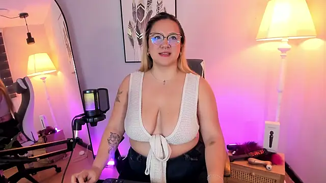 hollie joliie online show from February 2026 12:38:01 PM