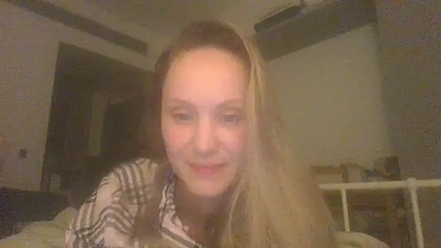 Snapshot of Molvina chatting on November 2025 07:39:01 PM Molvina online show from November 2025 07:39:01 PM