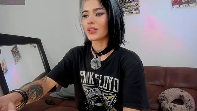 La Diabla 111  online show from April 2026 06:48:01 PM