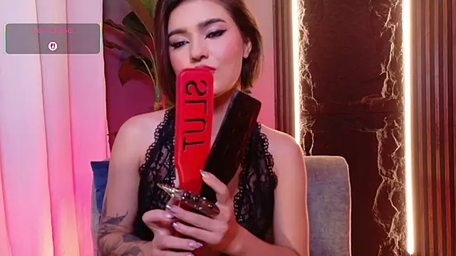 Snapshot of La_Diabla_111_ chatting on October 2025 06:42:02 PM La Diabla 111 online show from October 2025 06:42:02 PM