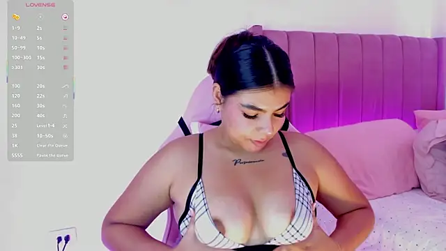 AliceThundeer online show from December 2025 06:41:01 PM