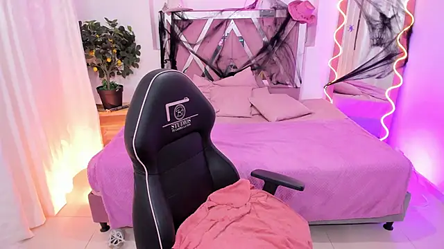 Kenndal tay online show from October 2025 07:24:01 PM