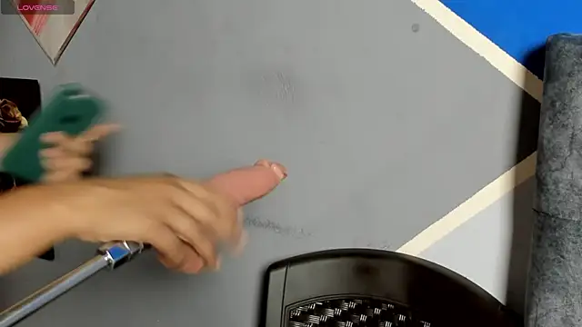 lau-hot online show from November 2025 07:35:01 PM