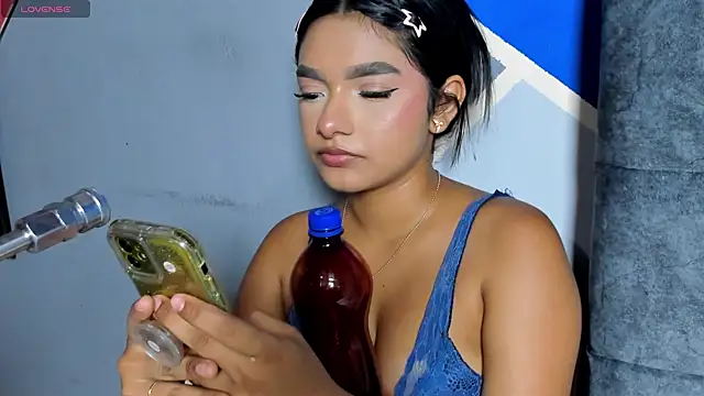 lau-hot online show from December 2025 06:57:01 PM