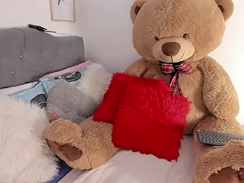 Elyross1  online show from November 2025 09:40:02 PM