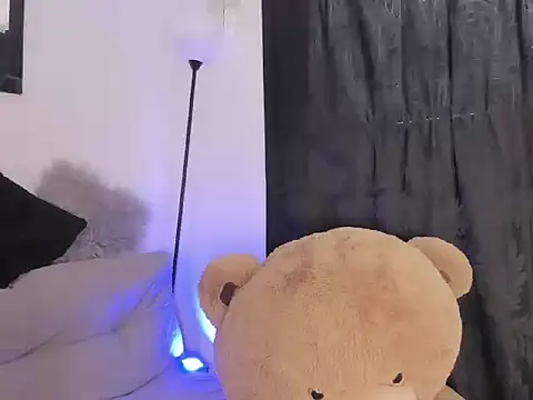 Elyross1  online show from October 2025 09:38:01 PM