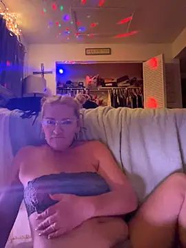 Snapshot of Goldenndoll chatting on September 2025 05:51:01 AM Goldenndoll online show from September 2025 05:51:01 AM