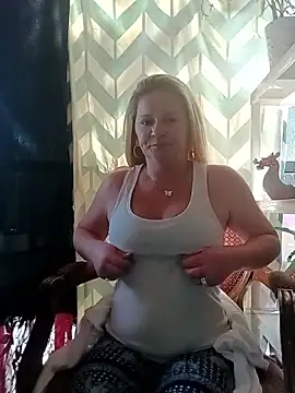 Snapshot of Goldenndoll chatting on November 2025 04:33:01 PM Goldenndoll online show from November 2025 04:33:01 PM