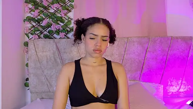 LaraGiil online show from November 2025 01:15:02 PM