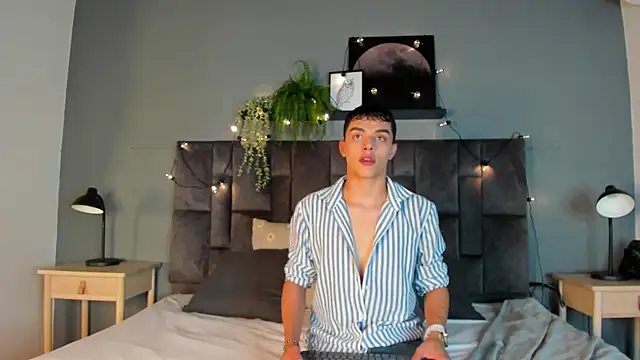 AAronBaker  online show from October 2025 07:36:01 PM