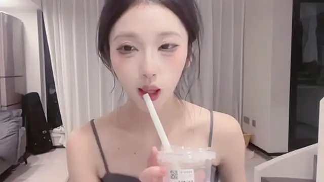 Snapshot of ZhaoZhao-ZM chatting on October 2025 01:54:02 PM ZhaoZhao-ZM online show from October 2025 01:54:02 PM