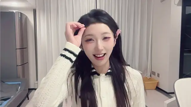 Snapshot of ZhaoZhao-ZM chatting on September 2025 01:43:01 PM ZhaoZhao-ZM online show from September 2025 01:43:01 PM