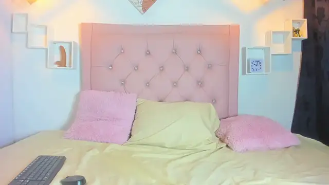 Mia Suarezzz online show from November 2025 11:53:02 PM