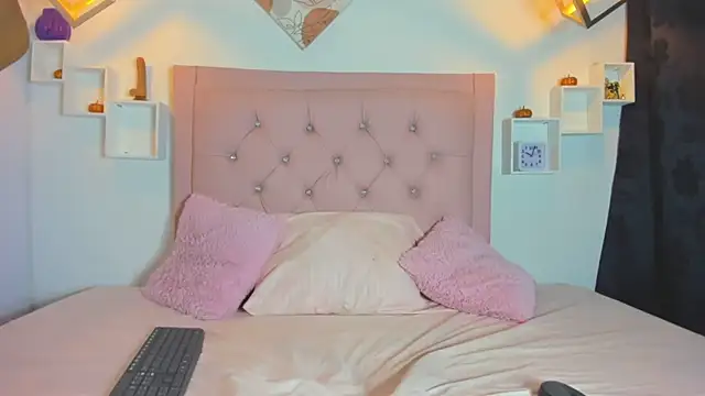 Mia Suarezzz online show from October 2025 11:25:02 PM