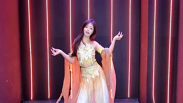 queen-001 online show from December 2025 01:45:01 PM